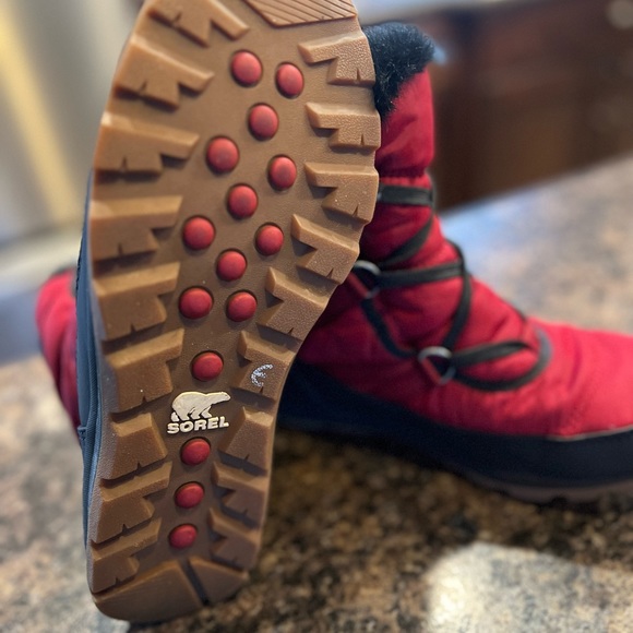 Women’s red Sorel winter boots - Picture 2 of 4